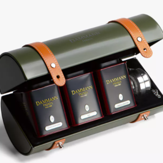 Coffret cadeau Dammann Frères Destination Lovés dans un coffret en métal cylindrique kaki, 3 boîtes de thés aux côtés d’un infuseur. Bali - 30 g. Jasmin - 30 g. Thé vert menthe - 25 g.